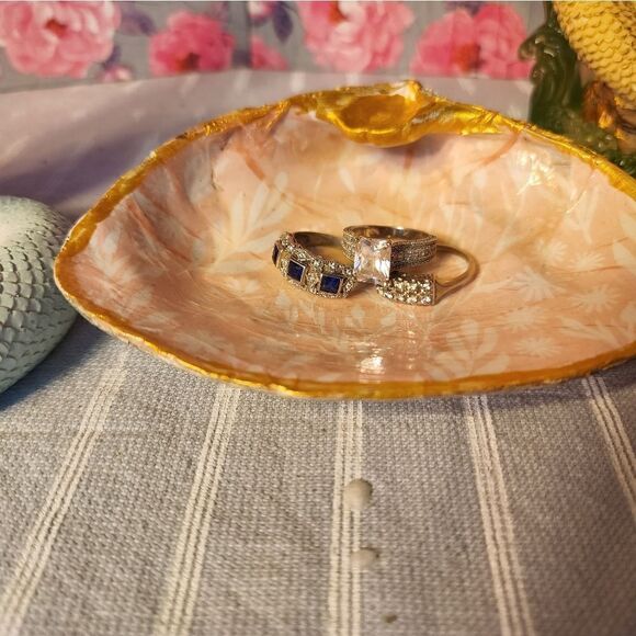 DECOUPAGE LIGHT PINK PRINT ON A CLAM SHELL - Picture 6 of 7